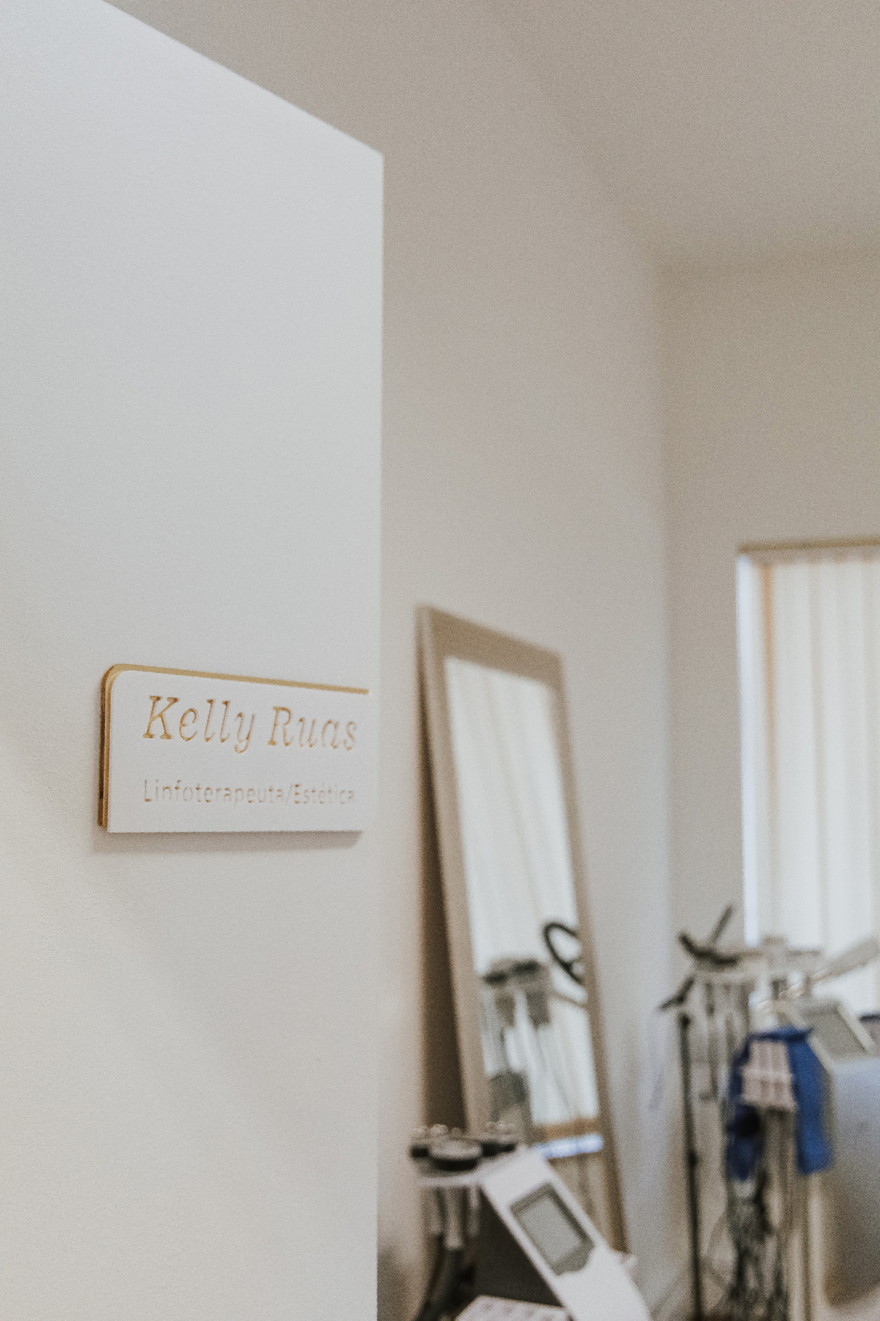 Placa Kelly Ruas Linfoterapeuta/Estética na clínica
