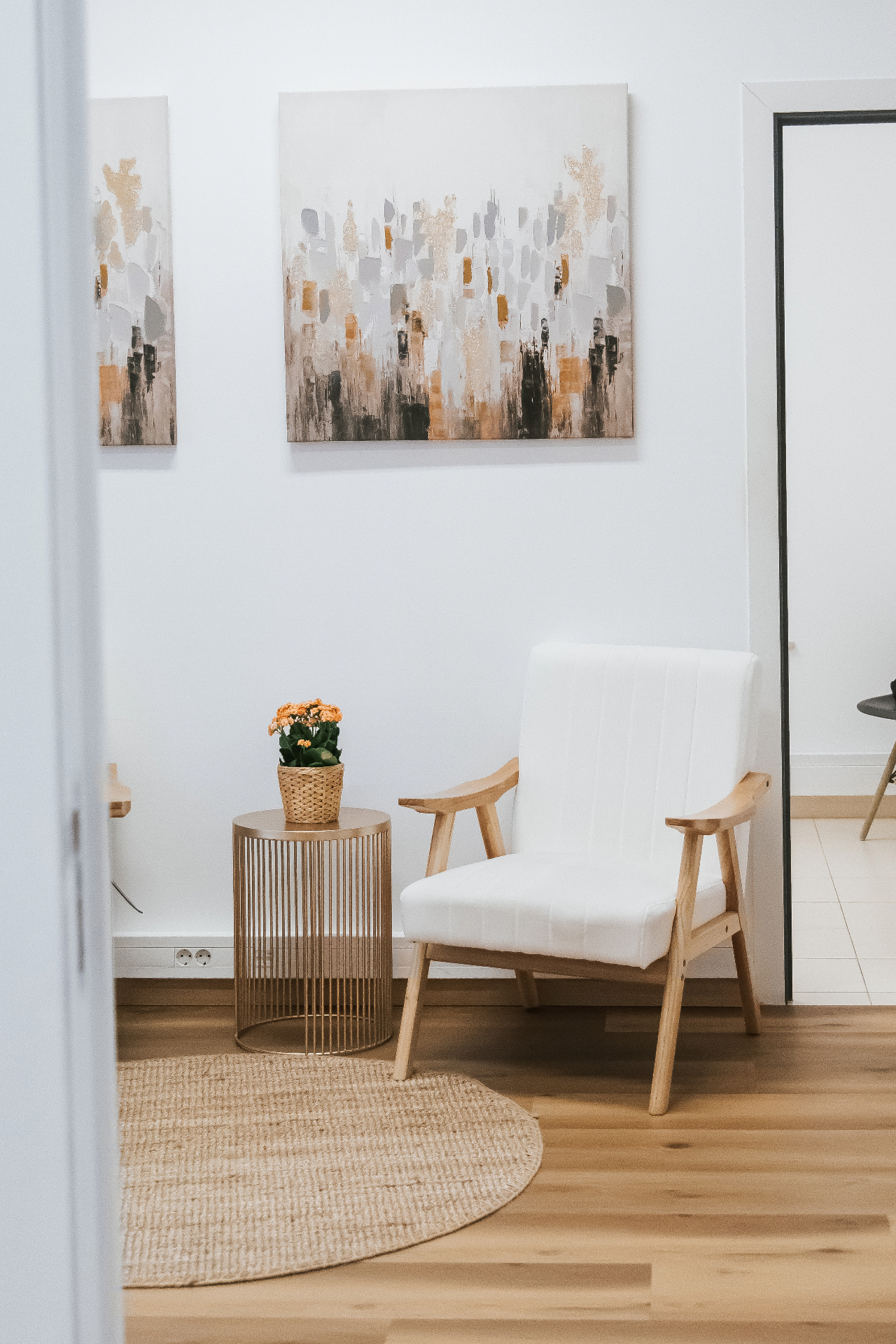 Sala de espera com cadeira boutique e arte